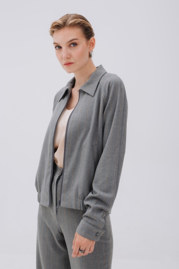 Бомбер серый на молнии фото 3