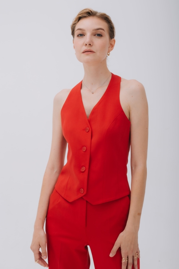 Жилет в красном цвете фото 1
