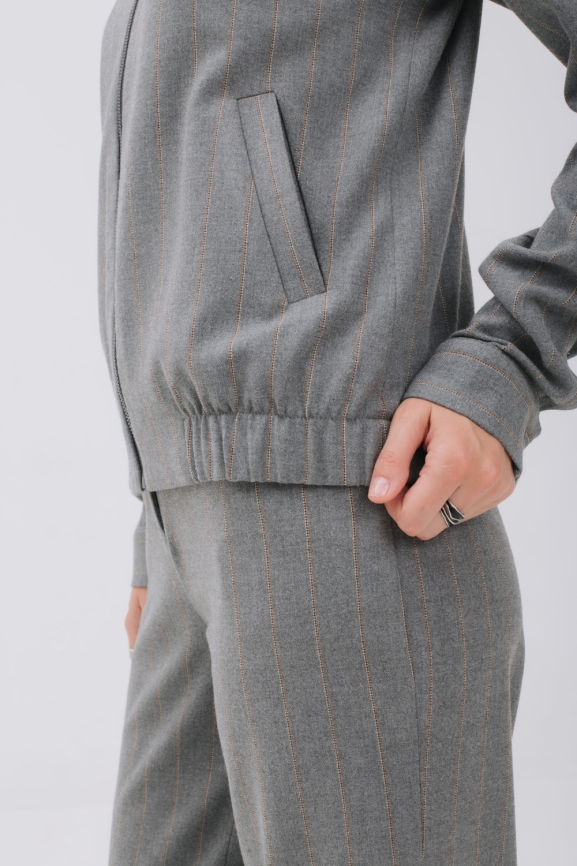 Бомбер серый на молнии фото 8