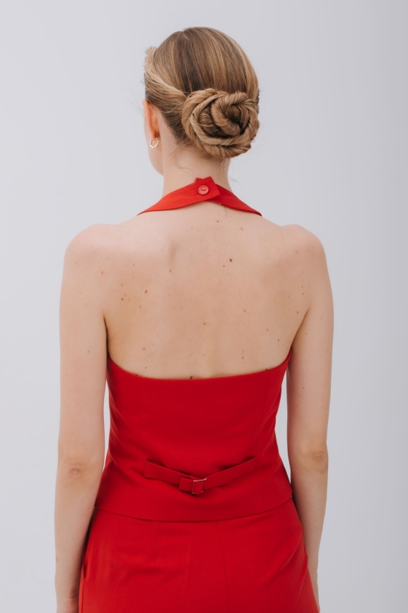 Жилет в красном цвете фото 4